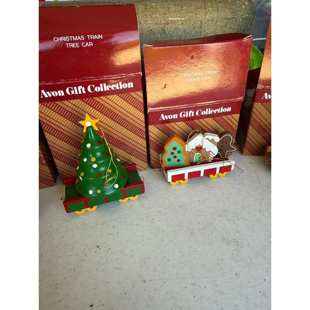 Avon Gift‎ Collection Christmas Train Engine Tree Cookie Caboose Ornament